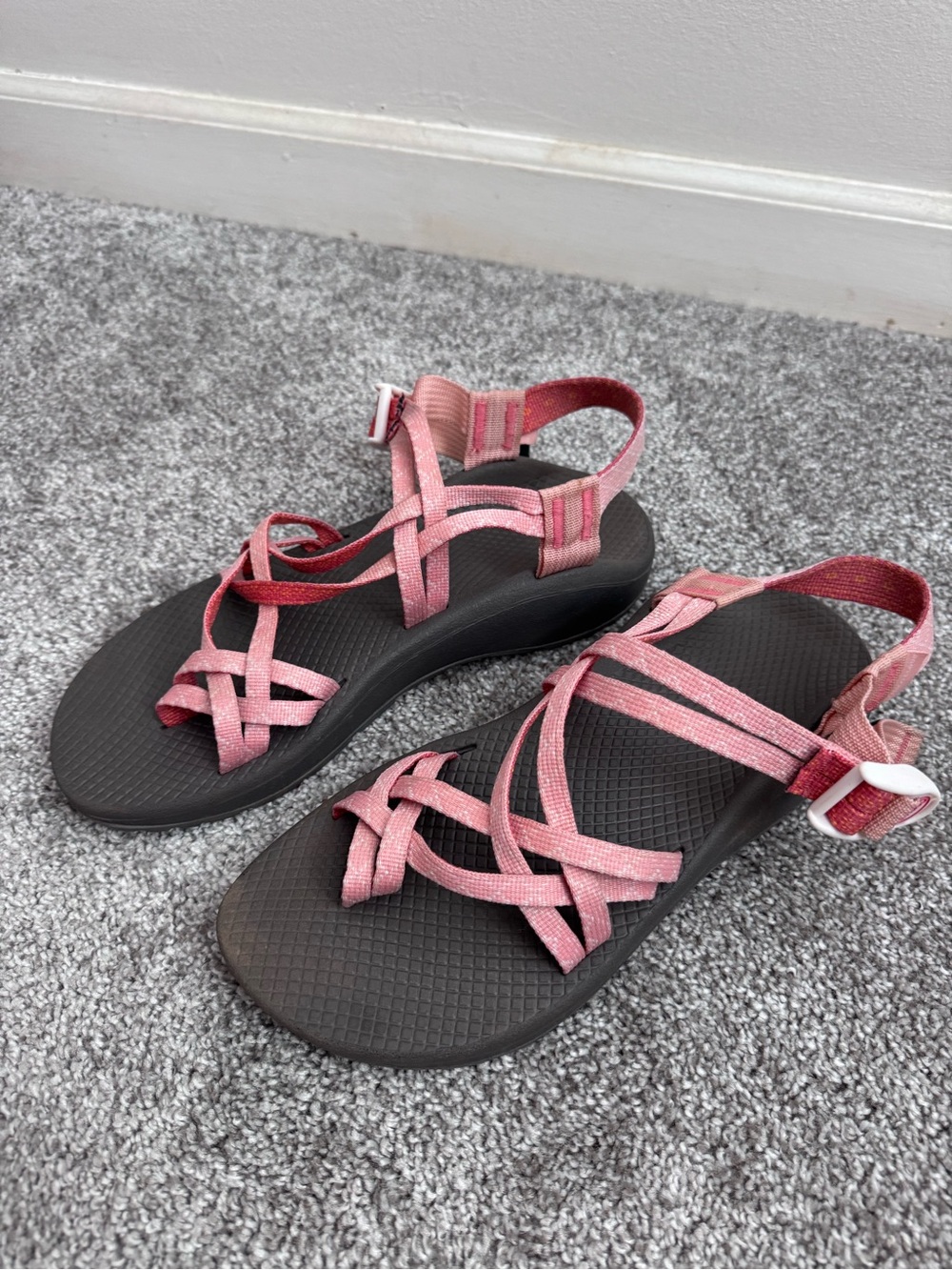 Women’s Strappy Chaco’s Size 9 Light Pink Outdoor Sandals